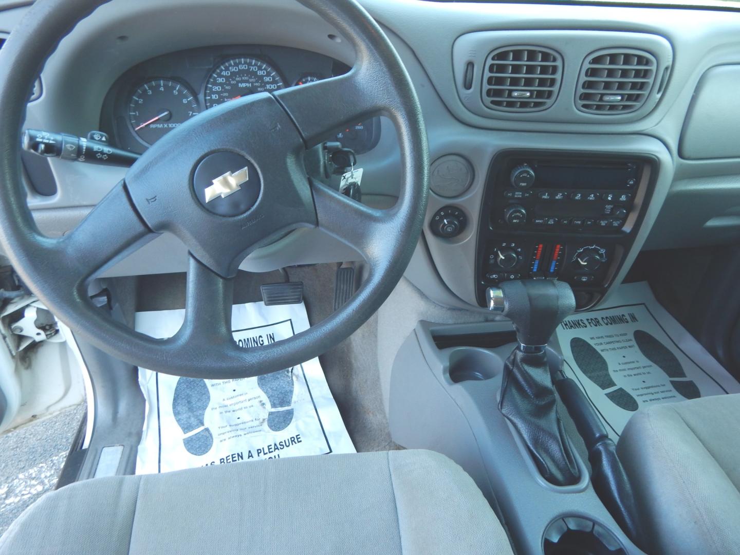 2007 White /Gray Chevrolet TrailBlazer LS (1GNDS13S772) with an 4.2L 6 cyl. engine, Automatic transmission, located at 3120 W Tennessee St, Tallahassee, FL, 32304-1002, (850) 575-6702, 30.458841, -84.349648 - Photo#4